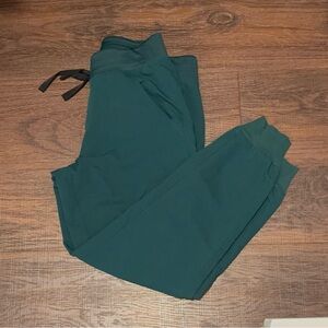 FIGS ZOMORA PEITE JOGGERS// FOREST GREEN